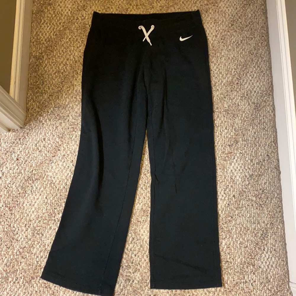 Women’s size medium black Nike sweatpants